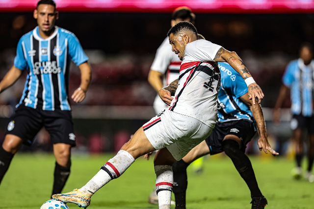 Luciano Juba decide para o Bahia e São Paulo bate Grêmio com dois gols