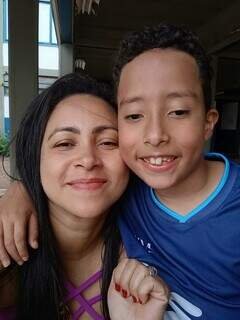 Exaustão sem pausa marca a rotina de mães atípicas em MS