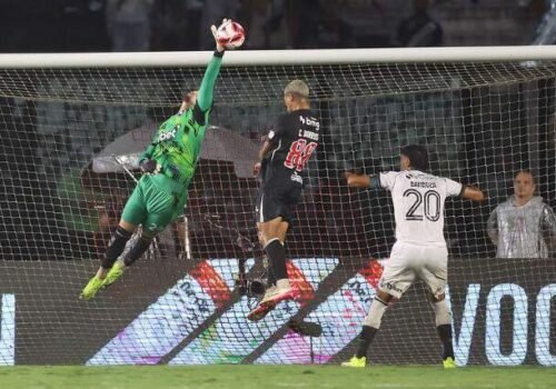 Vasco bate Botafogo, garante 2º lugar e escapa de duelo com o Fluminense