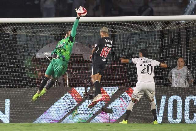 Vasco bate Botafogo, garante 2º lugar e escapa de duelo com o Fluminense