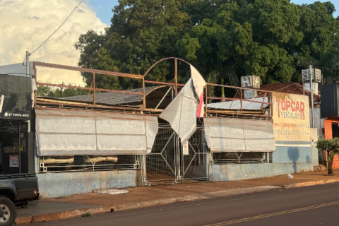 Temporal derruba árvores e destelha casas na tarde deste sábado