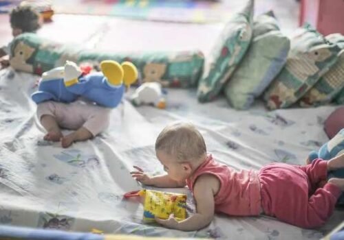 Pobreza afeta desenvolvimento de bebês desde 6 meses, mostra pesquisa