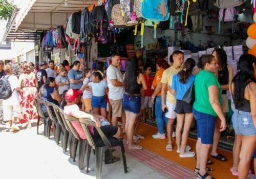 Com salário em mãos, pais encaram longas filas para comprar material escolar
