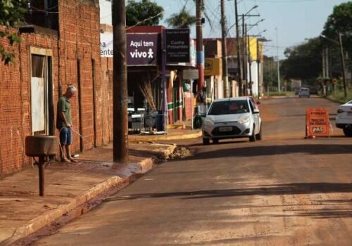 Moradores limpam barro acumulado depois da chuva forte