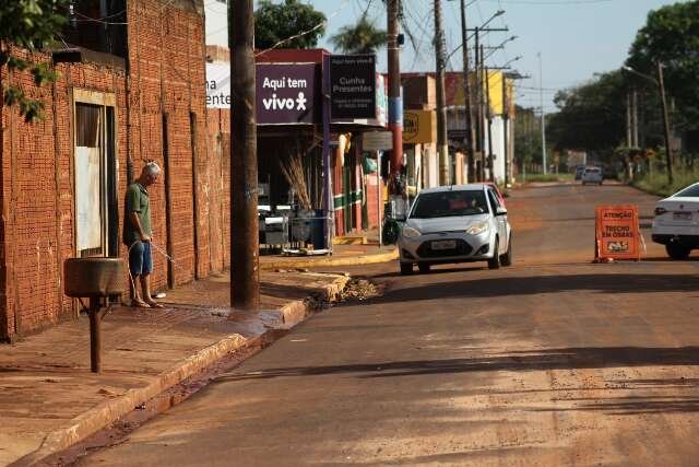 Moradores limpam barro acumulado depois da chuva forte