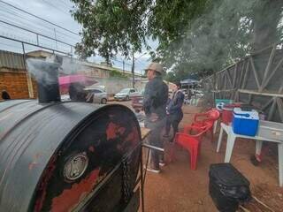 Com limite de 8 kg de comida por preso, “tensão” na fila da Máxima é a balança