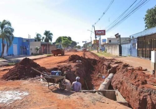 Prefeitura aproveita sábado de sol para acelerar obras na Avenida Três Barras