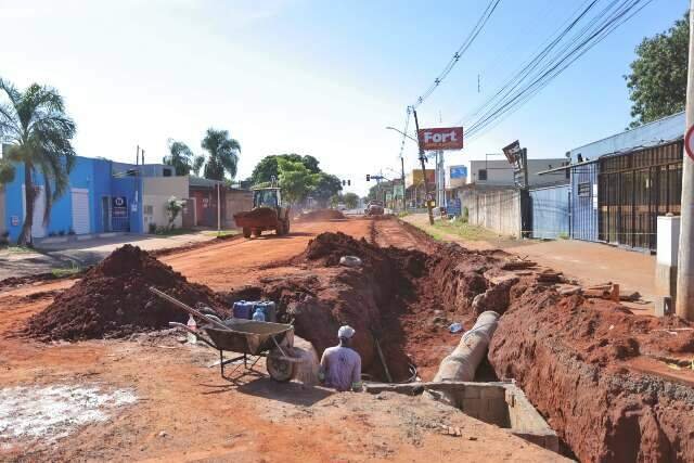 Prefeitura aproveita sábado de sol para acelerar obras na Avenida Três Barras