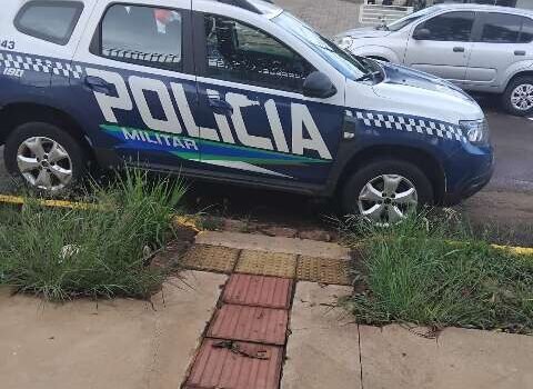 Viatura da PM é flagrada bloqueando rampa de acessibilidade em frente a hospital