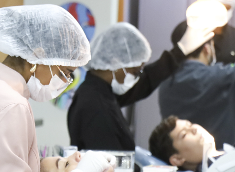 Areno seleciona pacientes para implantes dentários e aparelhos ortodônticos