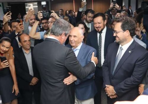 Ano legislativo começa com cadeiras vazias e parabéns pra você