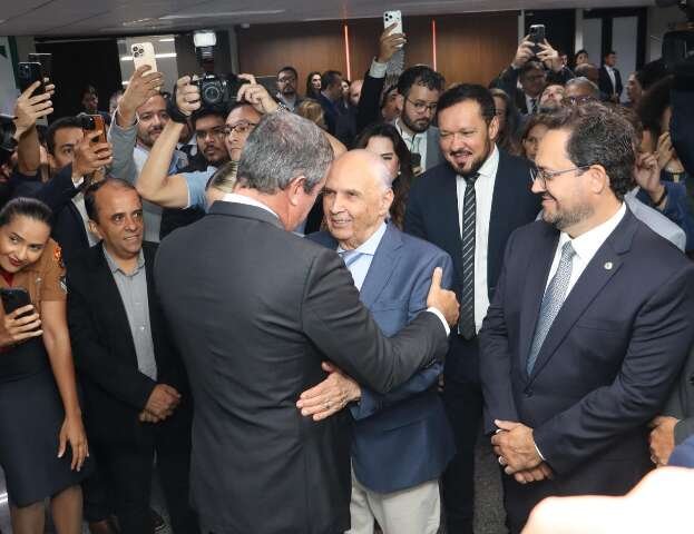 Ano legislativo começa com cadeiras vazias e parabéns pra você