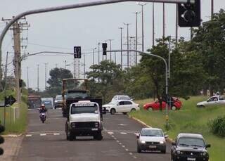 Motoristas precisam ter atenção com semáforos desligados na Av. João Arinos