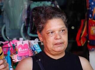 Com salário em mãos, pais encaram longas filas para comprar material escolar