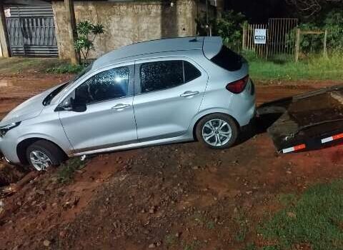 Carro fica preso em cratera durante corrida de aplicativo e ocupantes ficam a pé