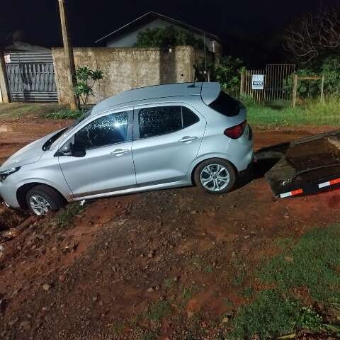 Carro fica preso em cratera durante corrida de aplicativo e ocupantes ficam a pé