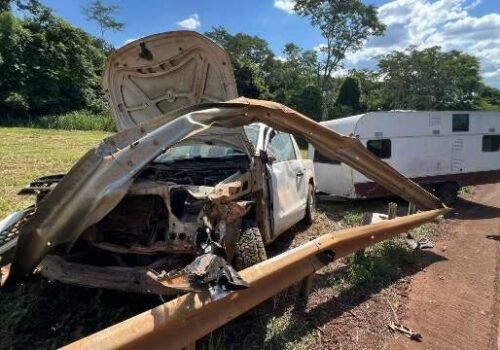 Ao desviar de caminhonete, veículo com motorhome bate em guard-rail de rodovia