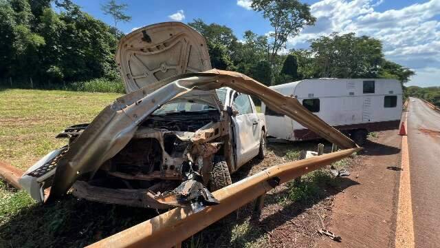 Ao desviar de caminhonete, veículo com motorhome bate em guard-rail de rodovia