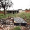 Imóvel abandonado vira foco de insetos e acúmulo de lixo