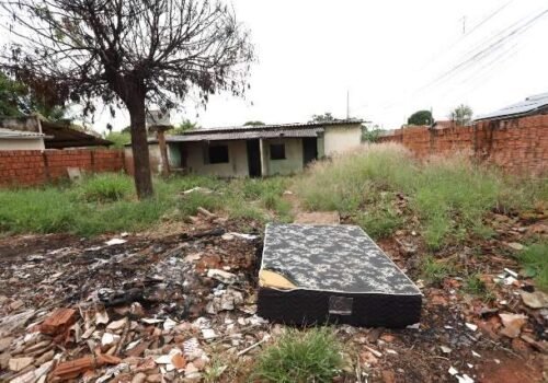 Imóvel abandonado vira foco de insetos e acúmulo de lixo