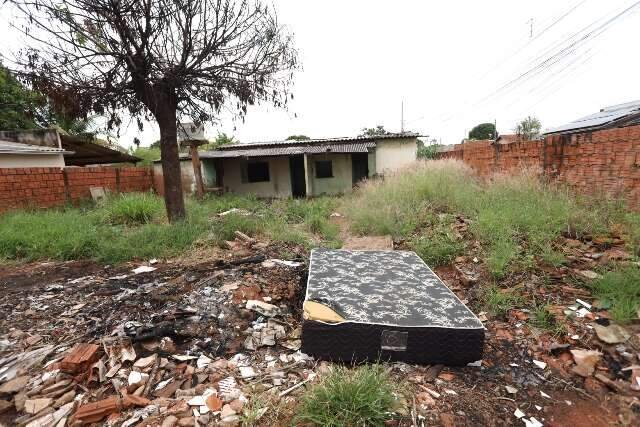 Imóvel abandonado vira foco de insetos e acúmulo de lixo