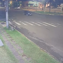 Motorista bêbado foge após bater em carro parado, mas acaba preso