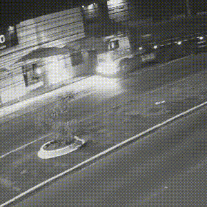 Caminhão invade calçada e atinge loja de materiais de construção