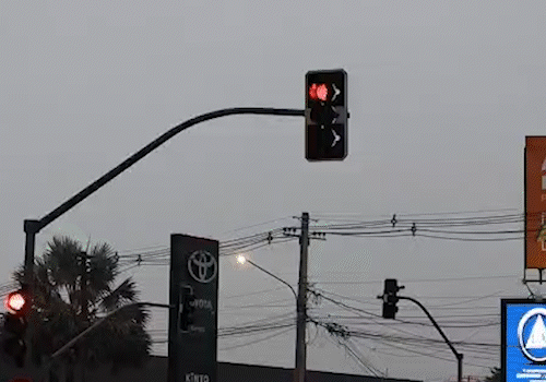 Falta de sincronização entre semáforos trava trânsito na rotatória da Zahran