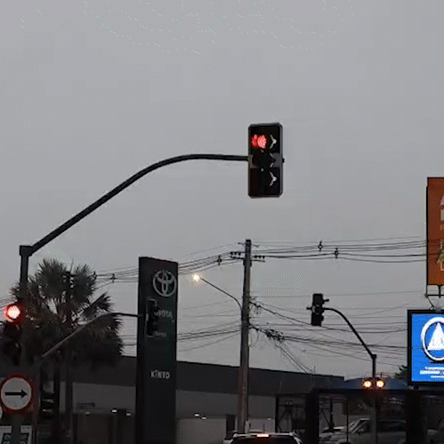 Falta de sincronização entre semáforos trava trânsito na rotatória da Zahran