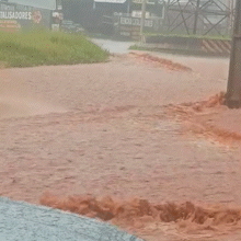 Rotatória da Avenida Guaicurus fica completamente alagada após chuva na Capital