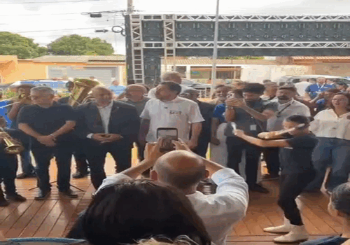 Ministro passa calor, mas não desafina em “Evidências”