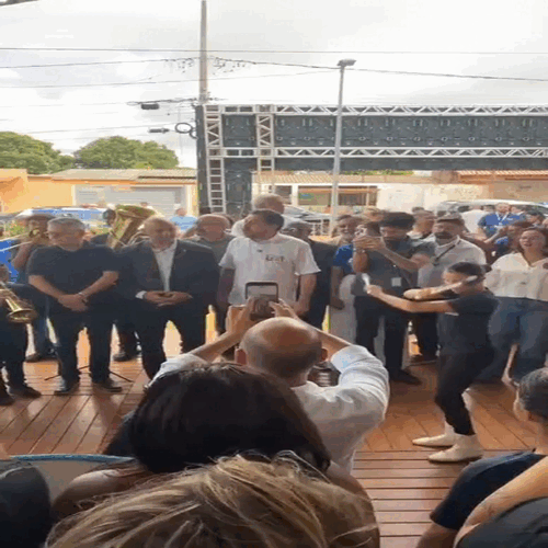 Ministro passa calor, mas não desafina em “Evidências”