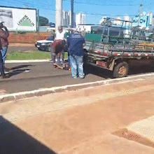 Trabalhador é socorrido após ser prensado por dois caminhões