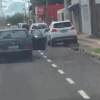 Idoso dirige por várias quadras com porta aberta e atinge carro estacionado