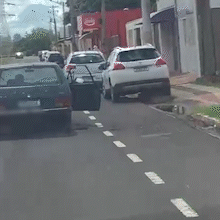 Idoso dirige por várias quadras com porta aberta e atinge carro estacionado