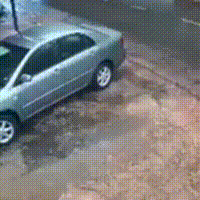 Motorista atinge Corolla parado e abandona carga de droga na fronteira