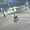 Motociclista é arremessado por carro enquanto esperava semáforo abrir
