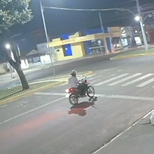Motociclista é arremessado por carro enquanto esperava semáforo abrir