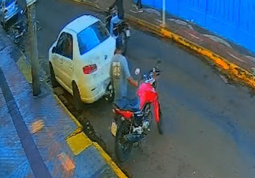“Fiquei sem serviço”, lamenta rapaz que teve motocicleta furtada no Centro