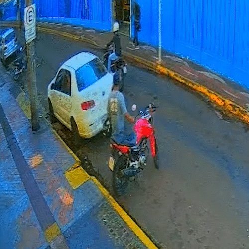 “Fiquei sem serviço”, lamenta rapaz que teve motocicleta furtada no Centro