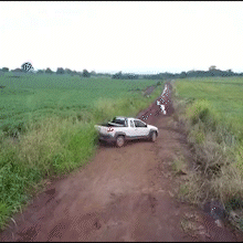 Estrada intransitável isola região do Rincão e impede alunos de chegar à escola