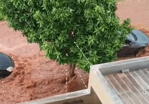 Enxurrada leva carro, suja casas e deixa rastro de destruição