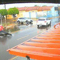 Com chuva, motociclista derrapa e é atropelado na Euler de Azevedo