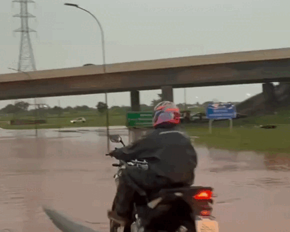 Carros e até motos se arriscam atravessando trecho de alagamento recorrente