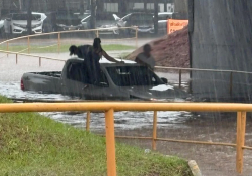 De novo: temporal alaga ruas, viadutos e caminhonete fica ilhada