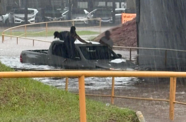 De novo: temporal alaga ruas, viadutos e caminhonete fica ilhada