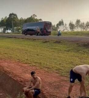 Ônibus de time da fronteira quebra durante viagem para jogo da Libertadores