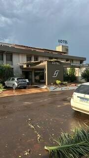 Temporal derruba árvores e destelha casas na tarde deste sábado Temporal derruba árvores e destelha casas na tarde deste sábado