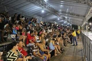 Sem chuva, foliões lotam 1º dia dos desfiles das escolas de samba