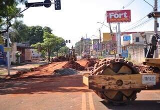 Prefeitura aproveita sábado de sol para acelerar obras na Avenida Três Barras